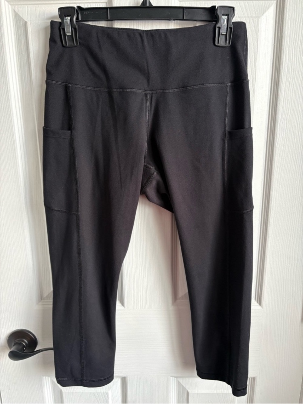 Women’s Black Performance Pocket Capri Pants